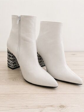 Betsey Johnson Kassie White Rhinestone Block Heel Ankle Boots Size 8